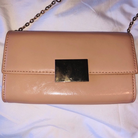A gorgeous crossover tan clutch w/ gold hardware - Picture 4 of 4